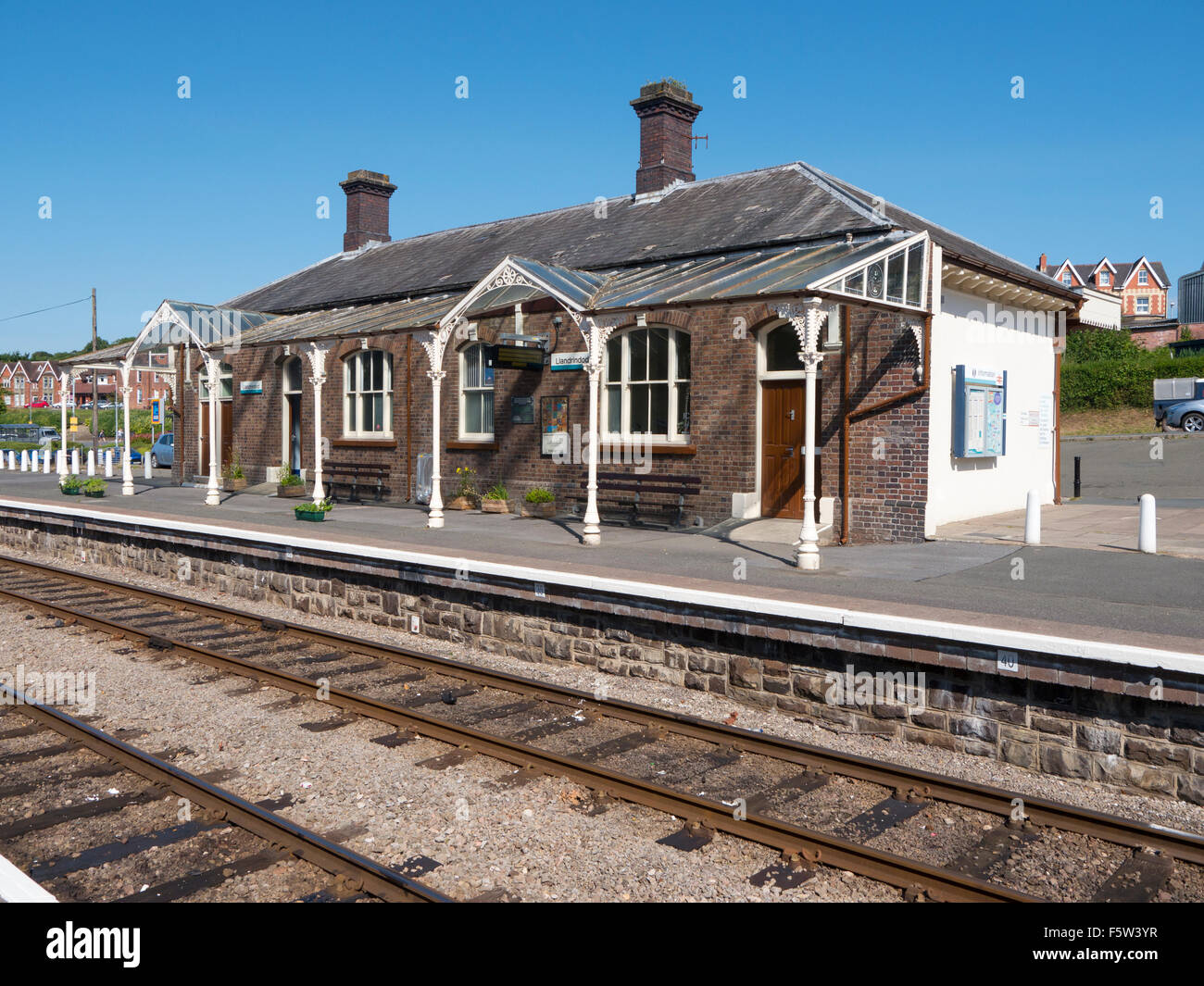 La construcción de la estación de ferrocarril de Llandrindod Wells y plataforma Powys, Gales, Reino Unido Foto de stock