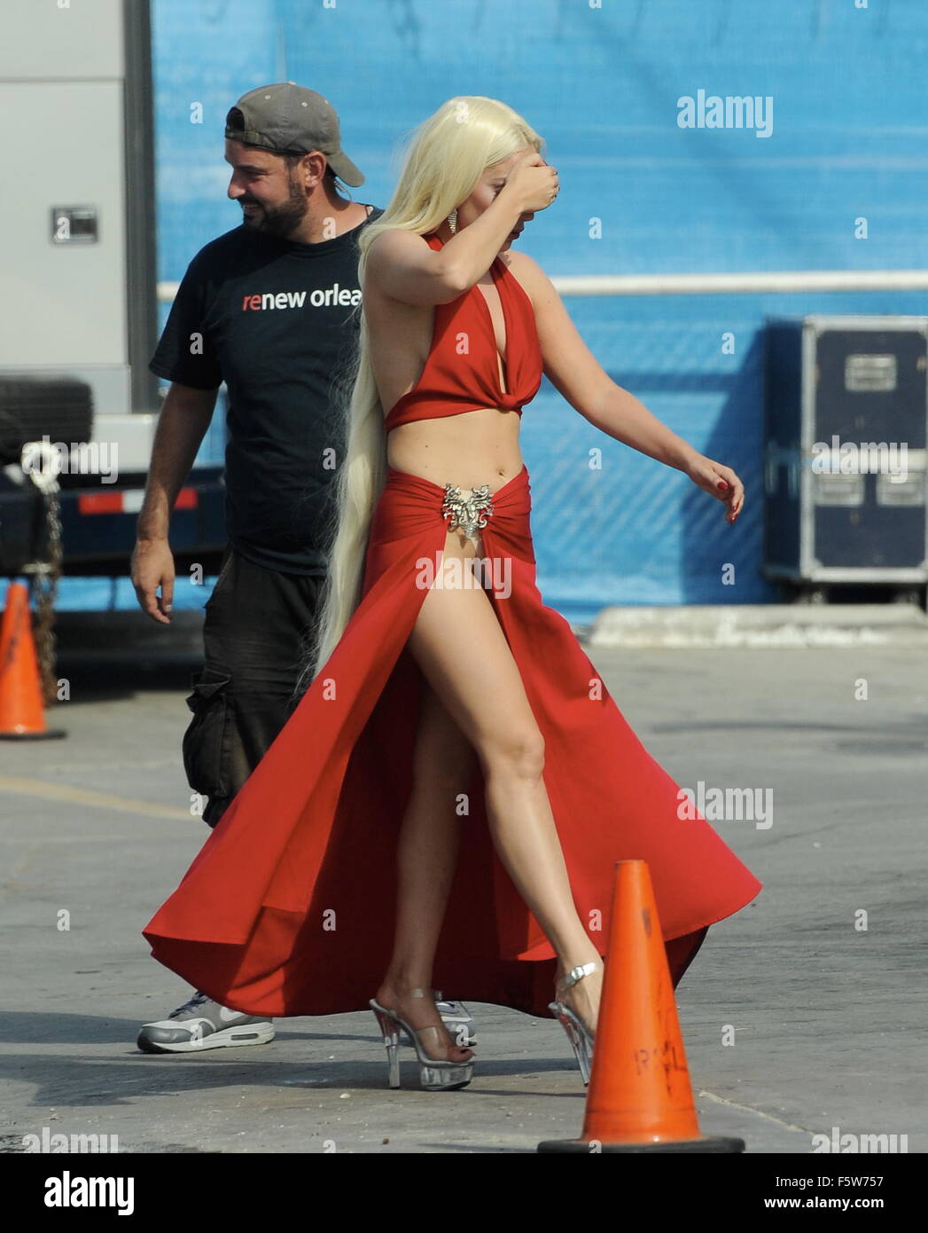 Lady Gaga deja poco a la imaginación como ella pasos fuera de su remolque  en un vestido rojo con una larga hendidura tonos que demostró sus piernas  para una escena de 'American