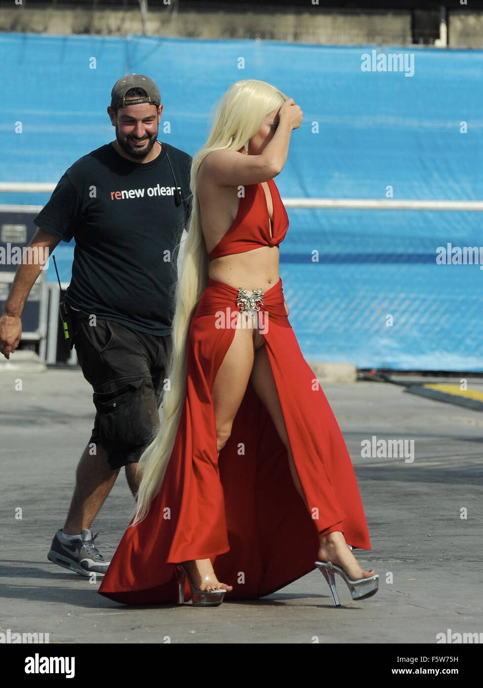 Lady Gaga deja poco a la imaginación como ella pasos fuera de su remolque  en un vestido rojo con una larga hendidura tonos que demostró sus piernas  para una escena de 'American