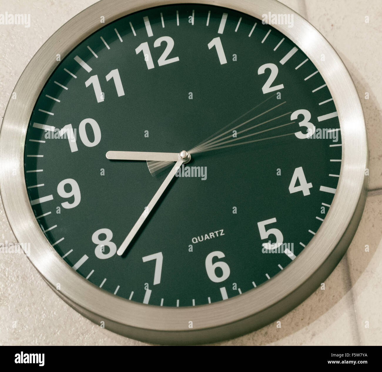 Reloj mostrando 5 segundos de movimiento de segunda mano Foto de stock