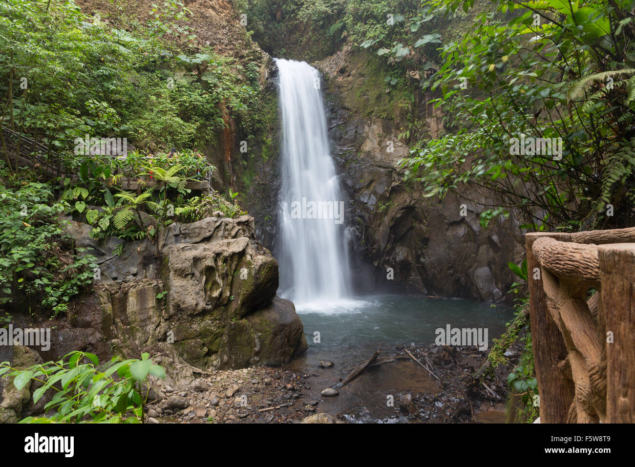Vista lejana de La Paz Waterfall borrosa entre la selva, Costa Rica Foto de stock