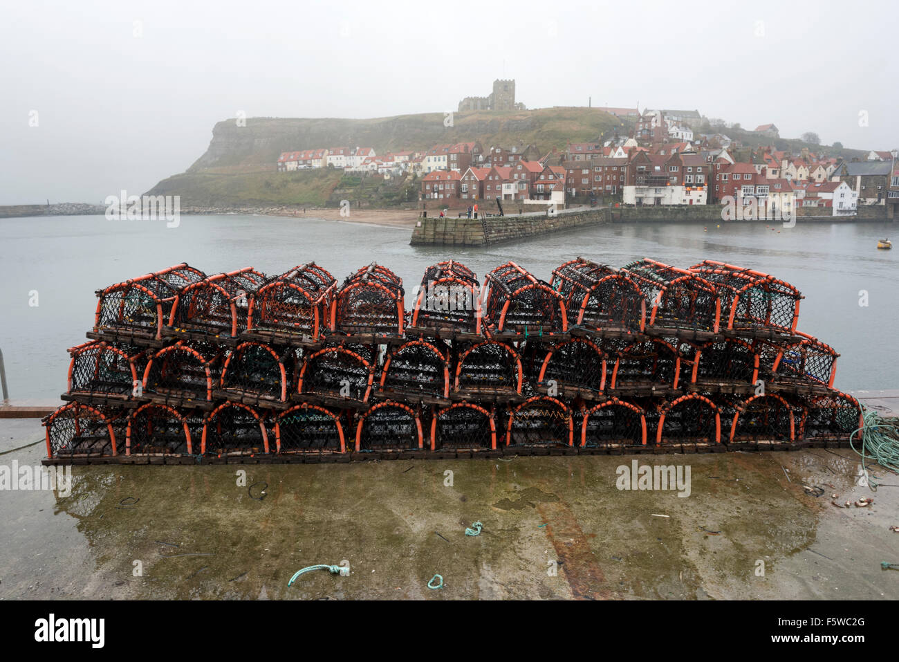 Ollas de langosta en el muelle en un brumoso y húmedo día de otoño, Whitby, North Yorkshire, Reino Unido Foto de stock