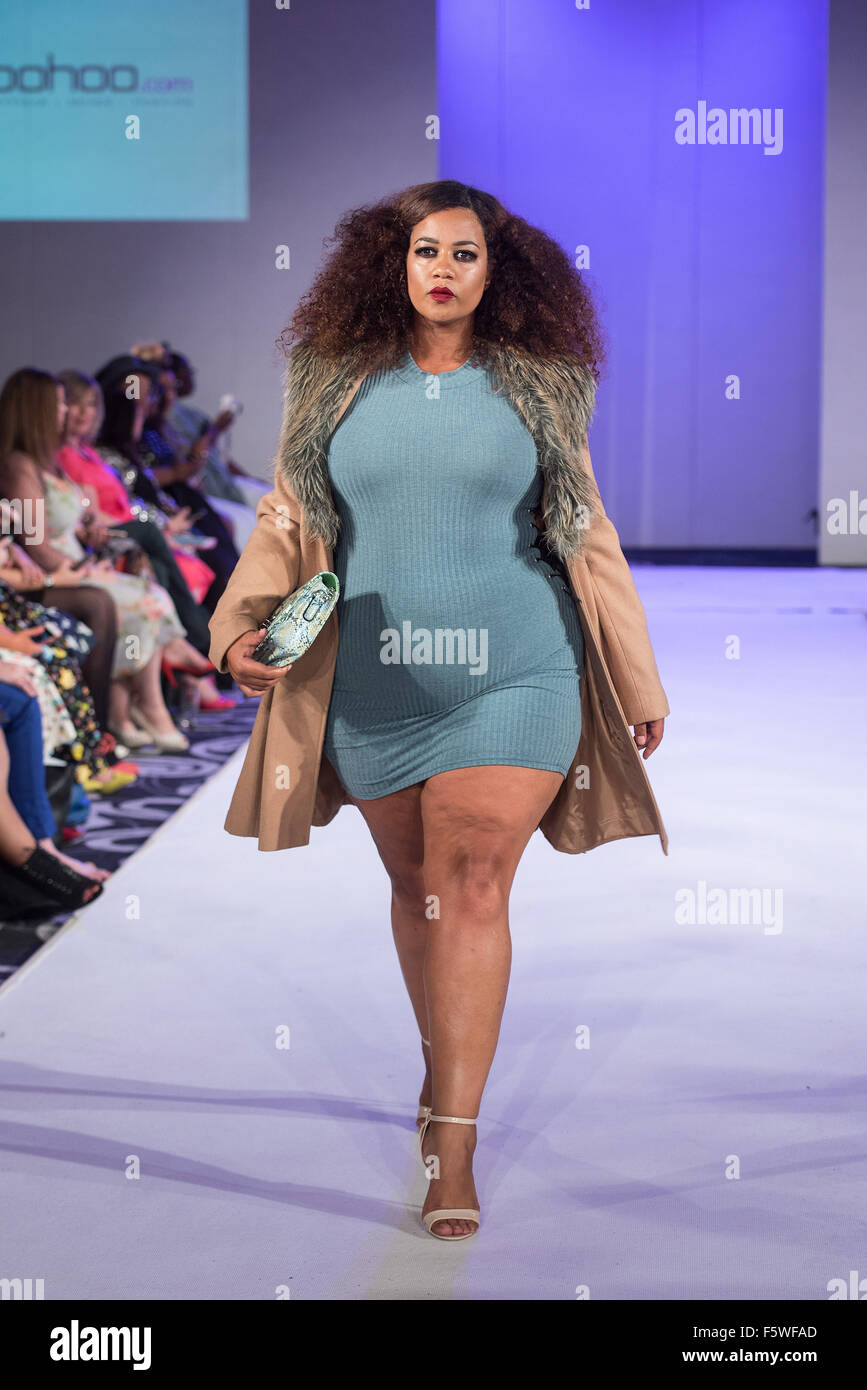 Plus size model catwalk fotografías e imágenes de alta resolución - Alamy