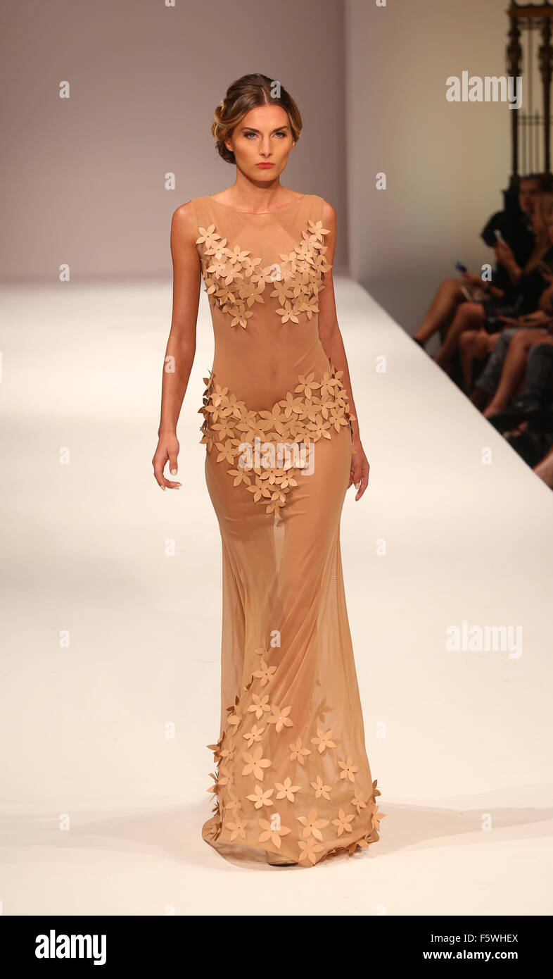 Nos vemos Enderezar haz La Semana de la Moda de Nueva York Primavera/Verano 2016 - Chrisber'y la mujer  2016 Couture - Pista con: Modelo donde: Nueva York, Nueva York, Estados  Unidos Cuándo: 12 Sep 2015 Fotografía de stock - Alamy