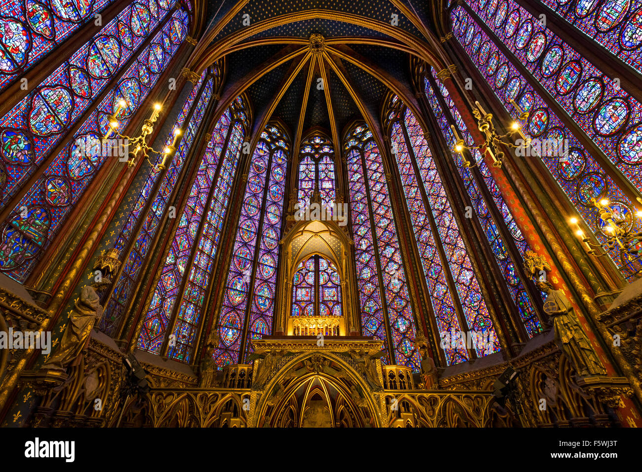 Las vidrieras de la Sainte Chapelle (la Santa Capilla) Interior. La arquitectura gótica, Rayonnant en Ile de la Cite en París, Francia Foto de stock