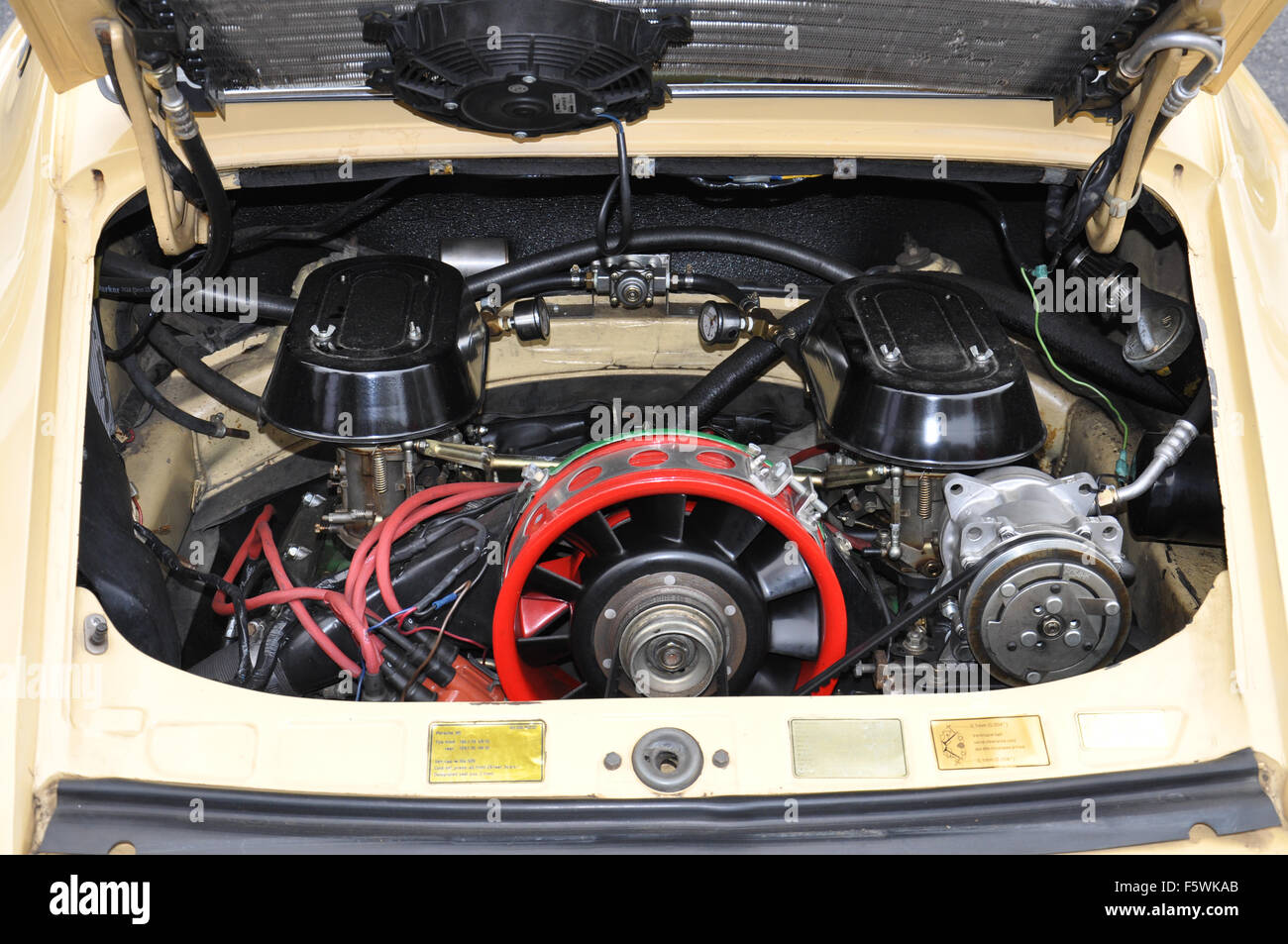 Un motor enfriado por aire en un Porsche 911 Fotografía de stock - Alamy