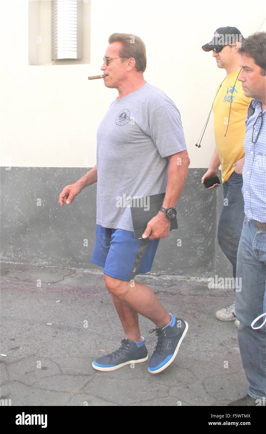 Arnold Schwarzenegger vistiendo ropa deportiva para 'un día para la KIA 24  Endurance Run' deja Cafe romaníes en Beverly Hills fumar un cigarro después  de almorzar con sus amigos con: Arnold Schwarzenegger