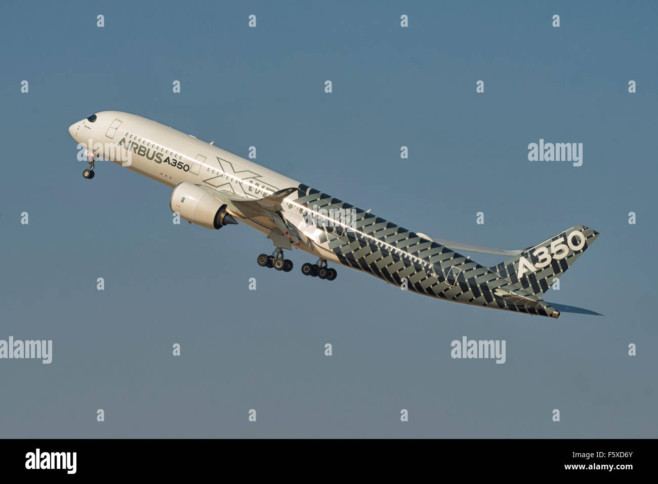 Airbus A350 en el Dubai Air Show 2015 en Dubai, Emiratos Árabes Unidos Foto de stock