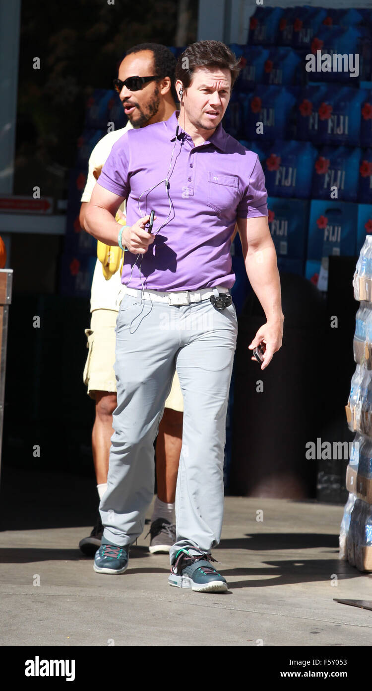 El luchador el actor Mark Wahlberg dejando Bristol Farms supermercado en  Beverly Hills, vistiendo una camisa púrpura y escuchando a su teléfono  celular con auriculares con: Mark Wahlberg donde: Beverly Hills, California,