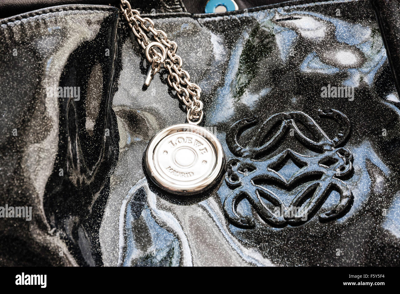 Diseñador de Loewe NAPA Isle Pearl Negro Plata patente cojo bolso NAPA AIRE. Medallón de plata en la cadena con nombre de marca, Loewe, Madrid. Foto de stock
