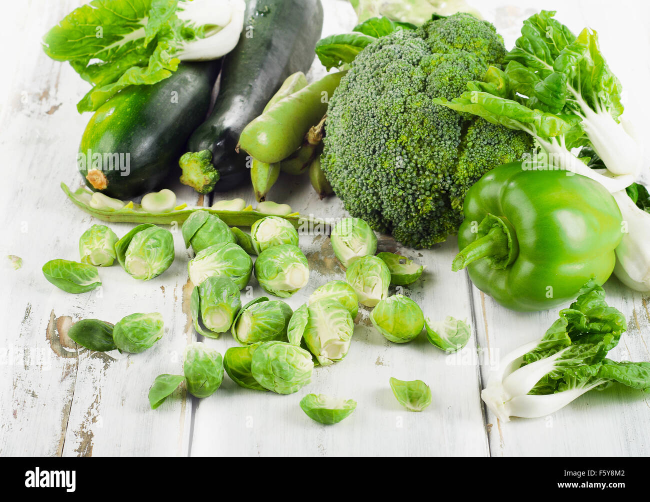 Verduras verdes frescas sobre una mesa de madera. Enfoque selectivo Foto de stock