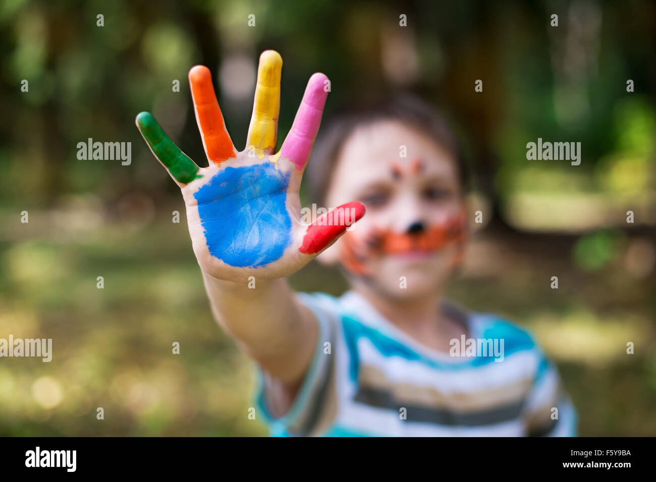 Color del brazo humano de muchacho en una fiesta infantil, Foto de stock