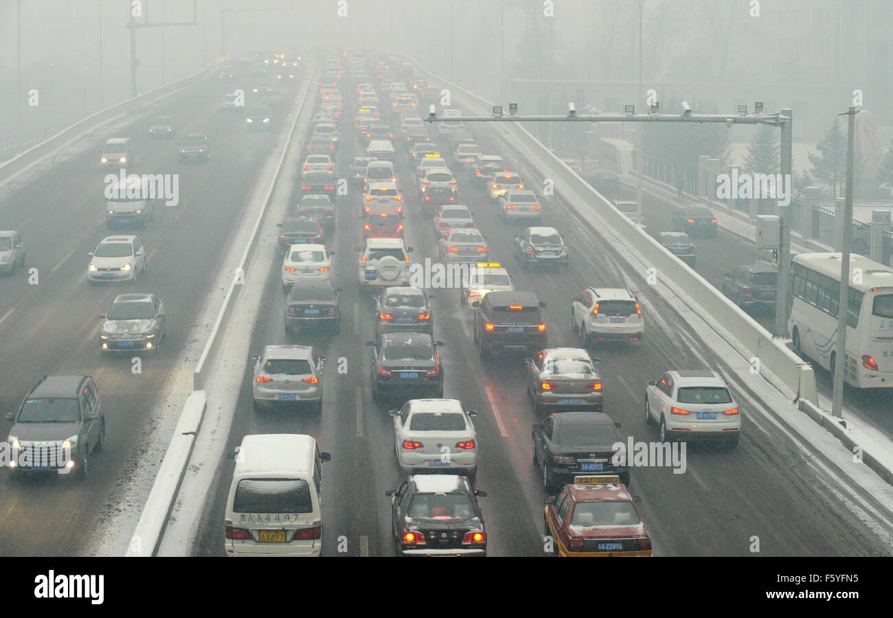 China de Changchun, provincia de Jilin. 10 Nov, 2015. Los vehículos se desplazan por una autopista envuelta en la bruma de Changchun, capital de la nororiental provincia de Jilin, China, el 10 de noviembre de 2015. Fuerte contaminación atmosférica, en el noreste de China continuará hasta el 14 de noviembre, parcialmente impulsado por la quema de carbón para calefacción pública, según el Ministerio de Protección del Medio Ambiente. © Hong Lin/Xinhua/Alamy Live News Foto de stock