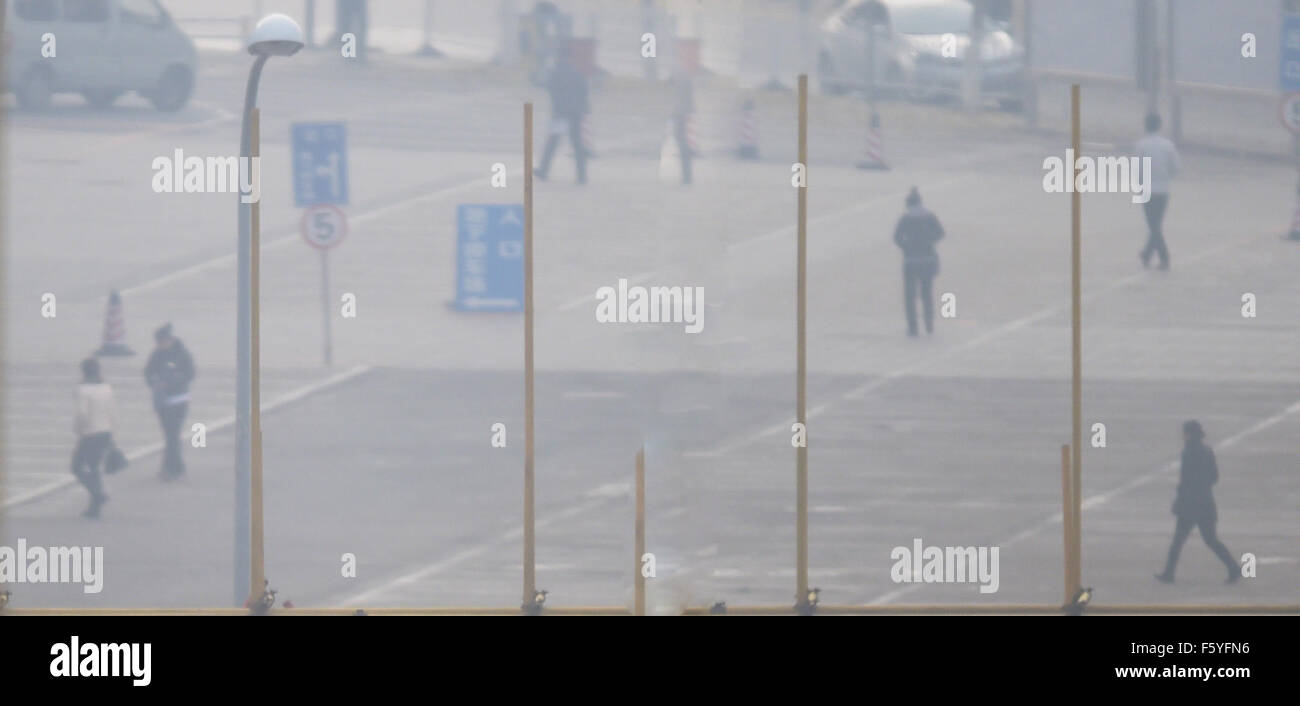 Shenyang, la Provincia China de Liaoning. 10 Nov, 2015. Los ciudadanos de a pie en un día de niebla en Shenyang, capital del noreste de la Provincia China de Liaoning, el pasado 10 de noviembre, 2015. Fuerte contaminación atmosférica, en el noreste de China continuará hasta el 14 de noviembre, parcialmente impulsado por la quema de carbón para calefacción pública, según el Ministerio de Protección del Medio Ambiente. © Yang Qing/Xinhua/Alamy Live News Foto de stock