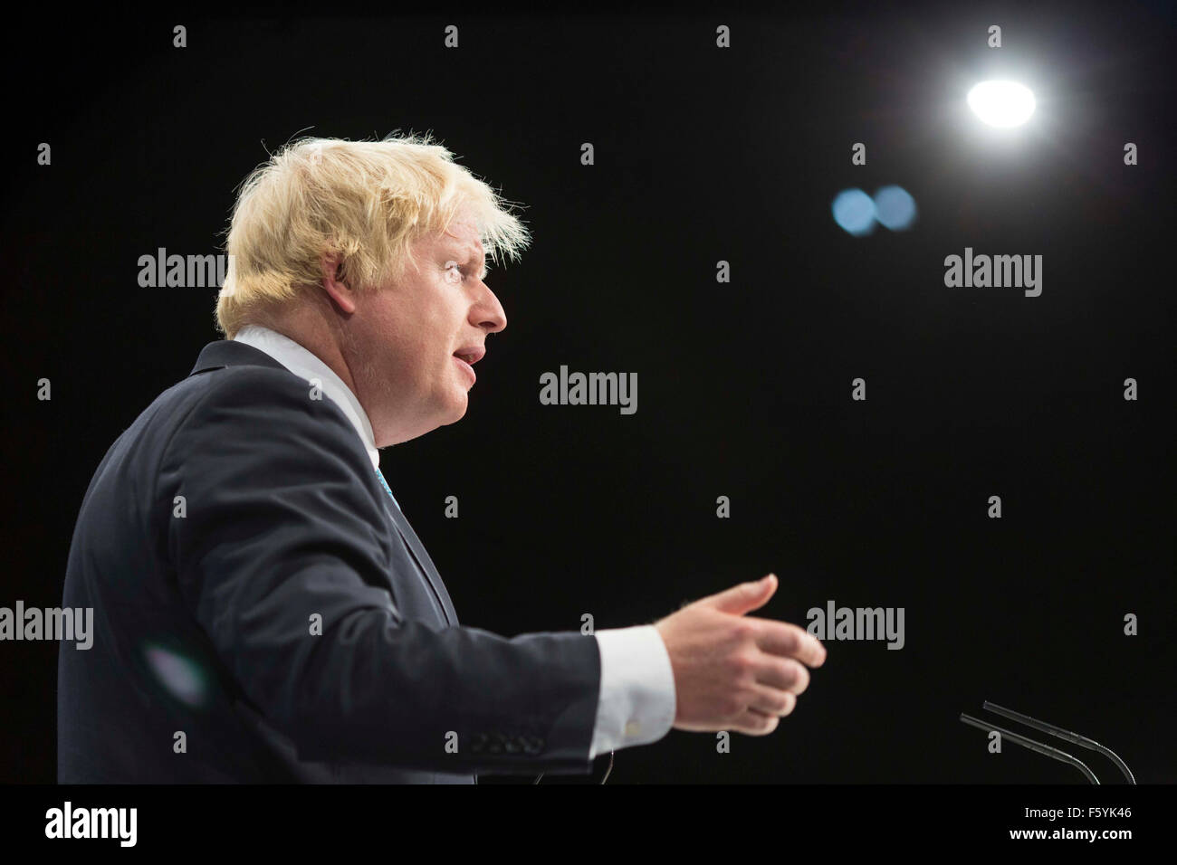 Alcalde de Londres Boris Johnson en el escenario dando su discurso durante la Conferencia del Partido Conservador , Manchester , Octubre 2015 Foto de stock