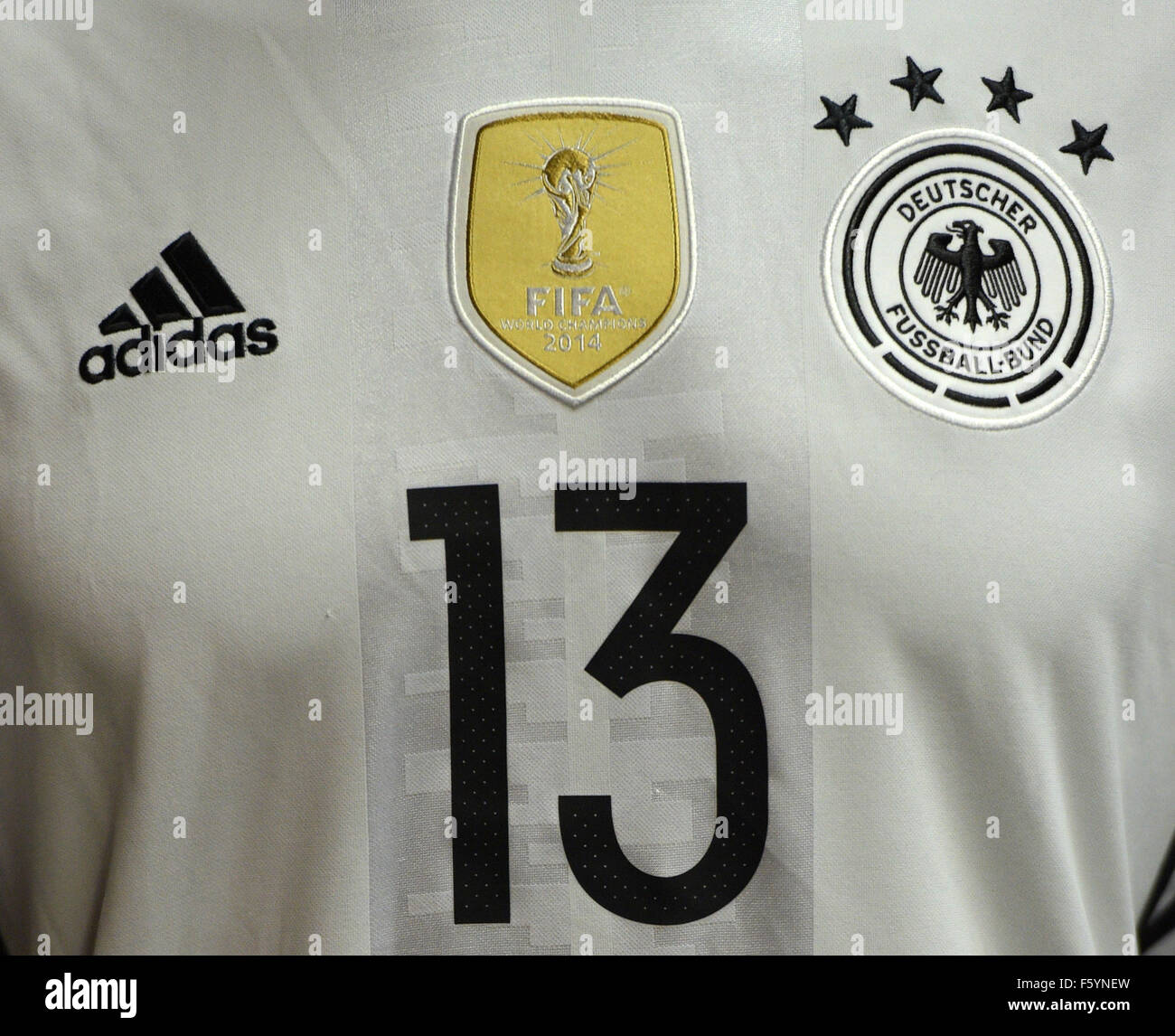 La nueva camiseta de la selección alemana es visto durante la presentación  del equipo nacional de fútbol alemán kit para la UEFA Euro 2016 en Francia,  siempre por Adidas, en Berlín, Alemania,