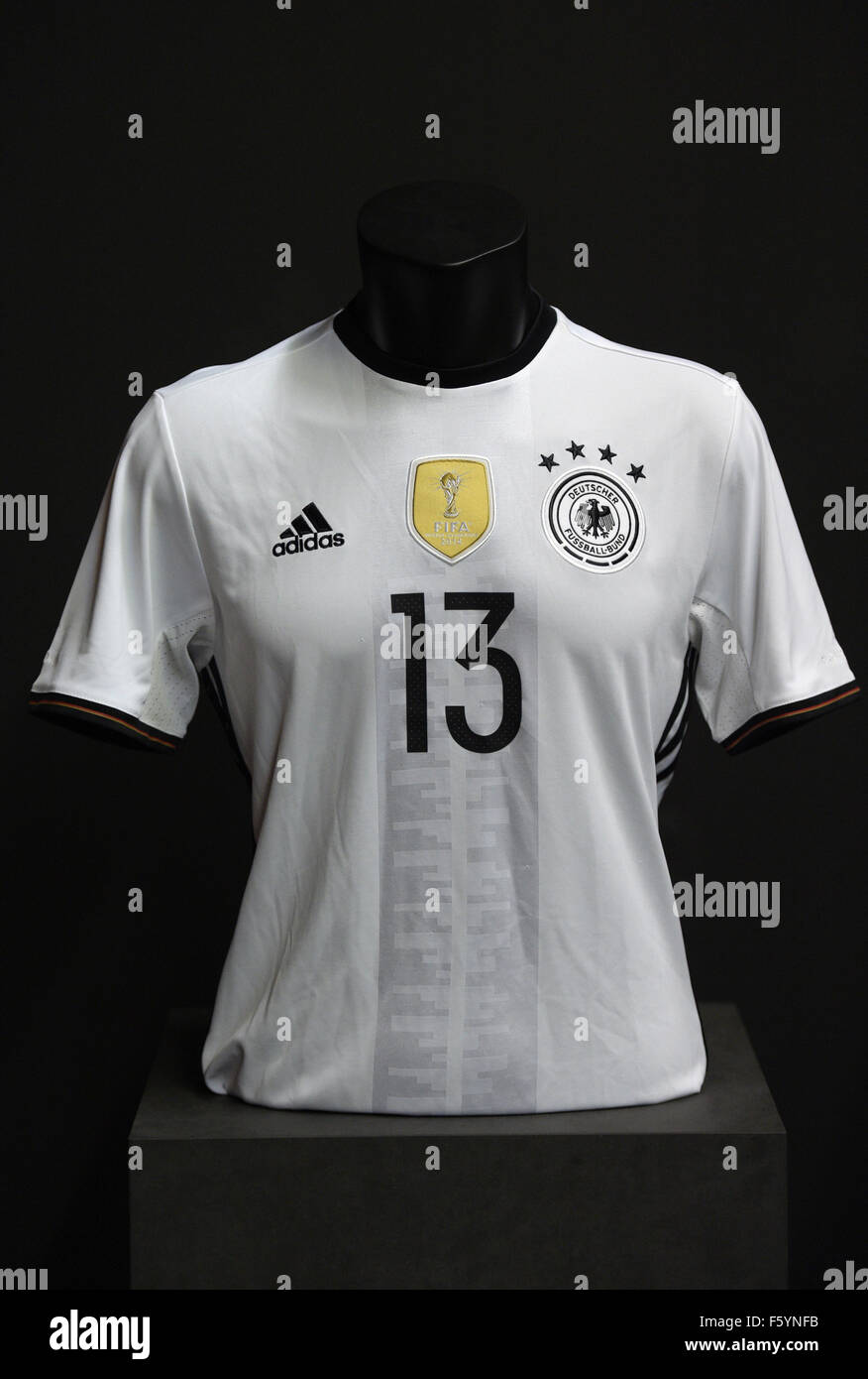 La nueva camiseta de la selección alemana es visto durante la presentación  del equipo nacional de fútbol alemán kit para la UEFA Euro 2016 en Francia,  siempre por Adidas, en Berlín, Alemania,