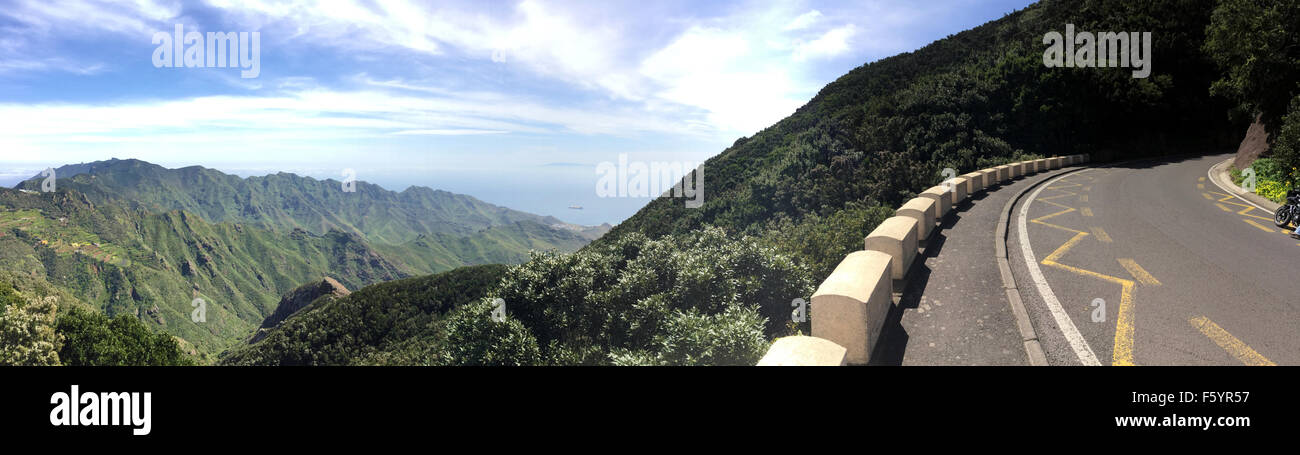 Vista panorámica del paisaje de montaña con la calle / carretera en el bosque Foto de stock