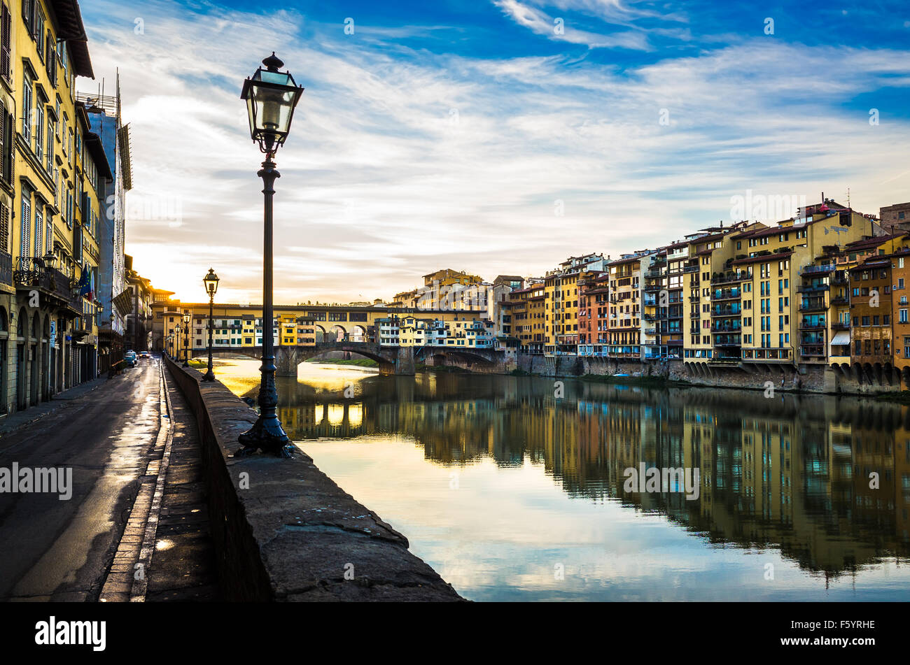 Ponte Vecchio es uno de los puentes más famosos del mundo, visitado por millones de turistas cada año, Florencia, Italia. Foto de stock