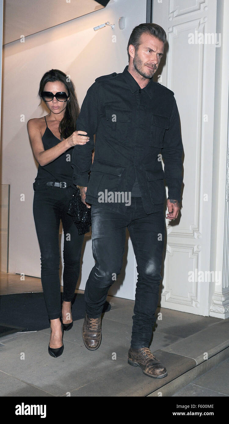 Victoria Beckham tiene un enorme parche húmedo en la parte delantera de pantalones vaqueros, como ella es llevado fuera de su propia tienda por esposo David Beckham. Ella parece ser un