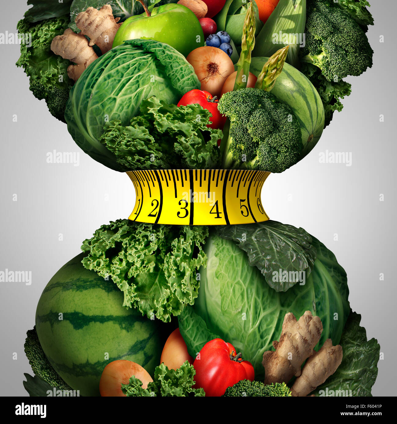 Pérdida de peso saludable dieta como un grupo de frutas y verduras frescas con un fitness cinta métrica envuelto alrededor de una estricta reducción Foto de stock