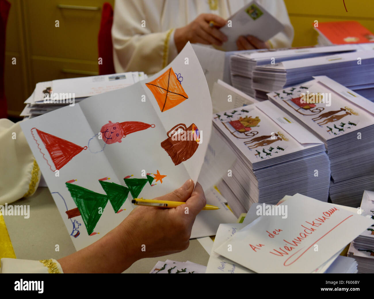 Himmelpfort, Alemania. 10 Nov, 2015. Santa's helpers contestar cartas a Santa Claus en la oficina de correos en Himmelpfort Chtistmas, Alemania, el 10 de noviembre de 2015. Hasta la fecha, se han recibido 23255 listas de deseos. Foto: BERND SETTNIK/dpa/Alamy Live News Foto de stock