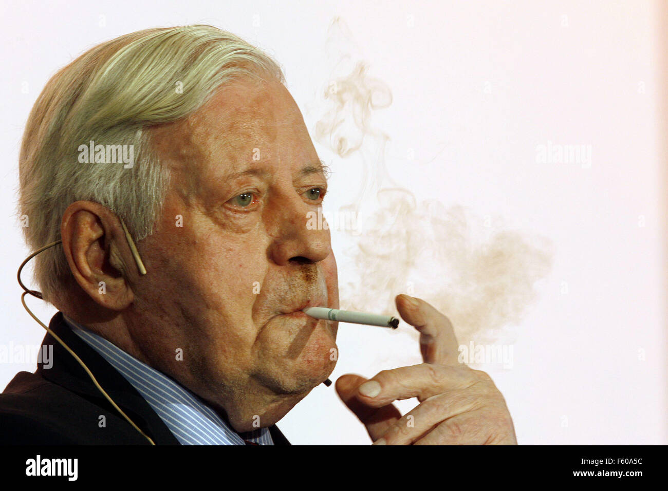 El ex Canciller Helmut Schmidt fuma durante un debate de Siemens AG el 18 de junio de 2007 en Erlangen. Foto de stock