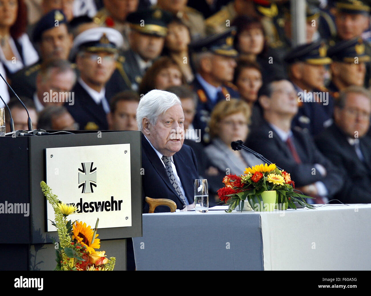 El ex Canciller Helmut Schmidt (SPD), habla durante la prenda de la Bundeswehr reclutas el 20 de julio de 2008 en Bonn. Foto de stock