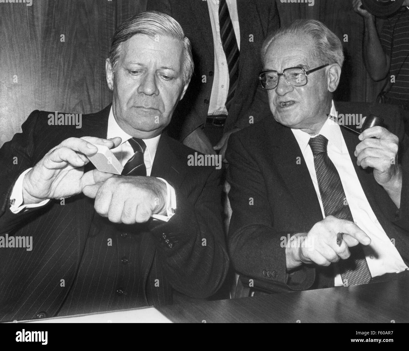 El Canciller Helmut Schmidt (L) en una conversación con el jefe de facción Herbert Wehner (R) durante la reunión del partido SPD. El SPD/FDP coalición terminó con la renuncia de los cuatro ministros FDP el 17 de septiembre de 1982. Foto de stock