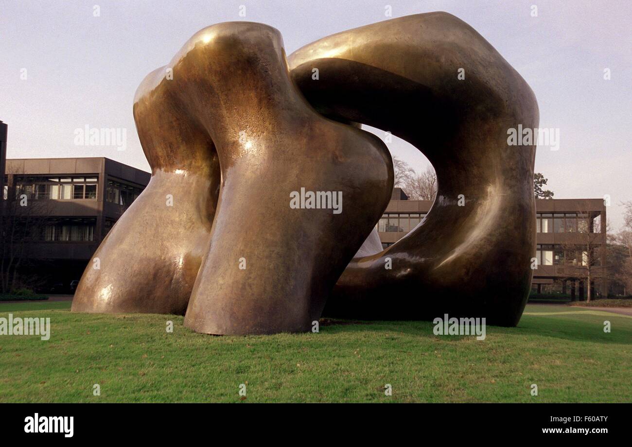 La famosa escultura "Dos Grandes formas" por el escultor británico Henry  Moore en frente de la oficina del rector en Bonn el 8 de diciembre de 1998.  El gobierno alemán está a