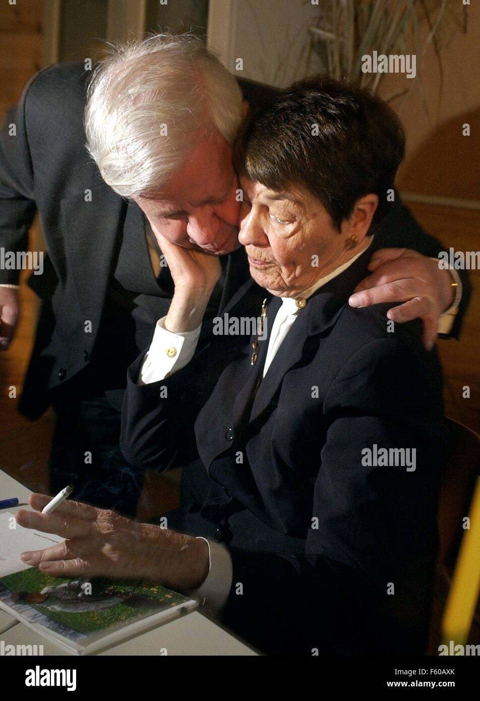 Loki Schmidt dice adiós a su esposo y ex Canciller Helmut Schmidt con un beso en la mejilla, después de la presentación de su libro 'Die Blumen des Jahres' (traducido: las flores del año) el 1 de abril de 2003 en el jardín botánico de Hamburgo. Foto de stock