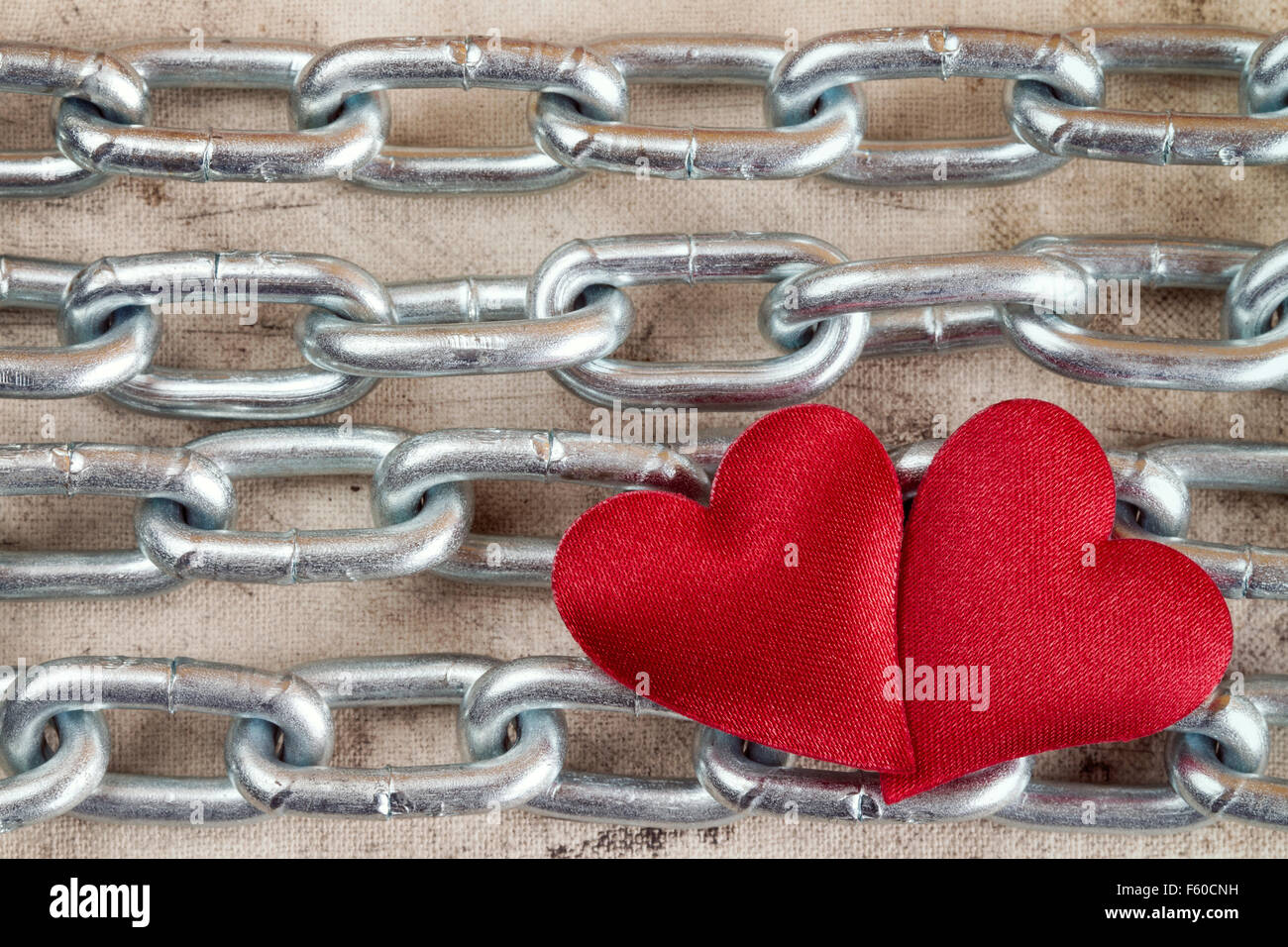 Cadena de metal con dos corazones como símbolo de gran amor Fotografía de  stock - Alamy