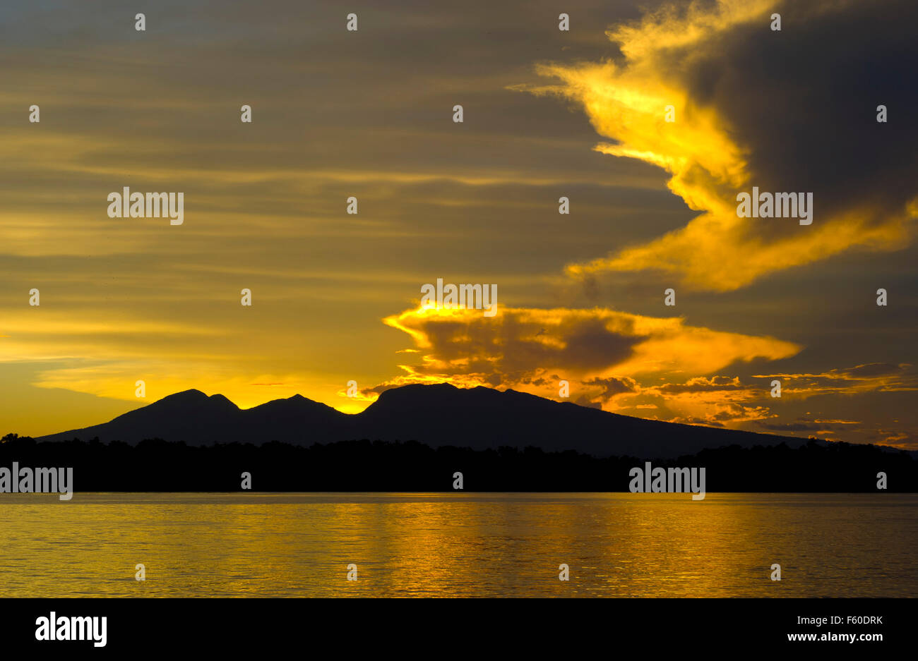 Puesta de sol en las Islas Salomón Foto de stock