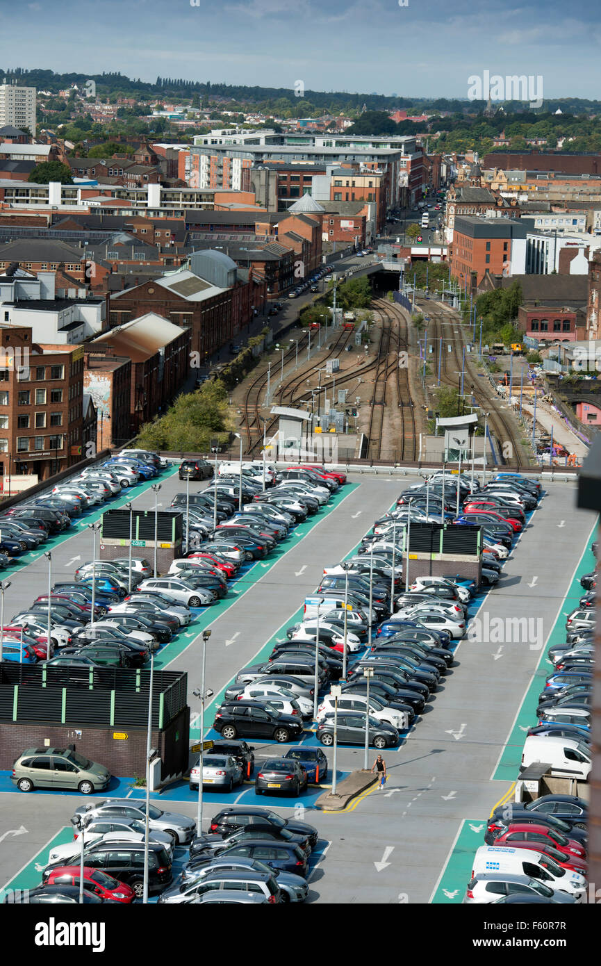 Estacionamiento de varios pisos en la estación de tren Birmingham Snow Hill UK Foto de stock