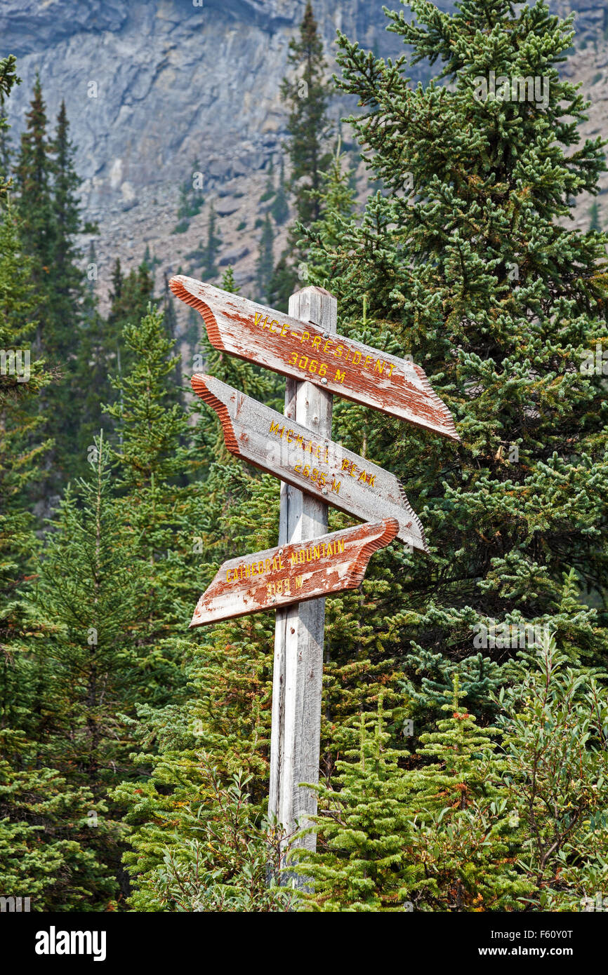 Carteles con los nombres de las montañas en el Parque Nacional Yoho Near Field British Columbia Canadá Foto de stock