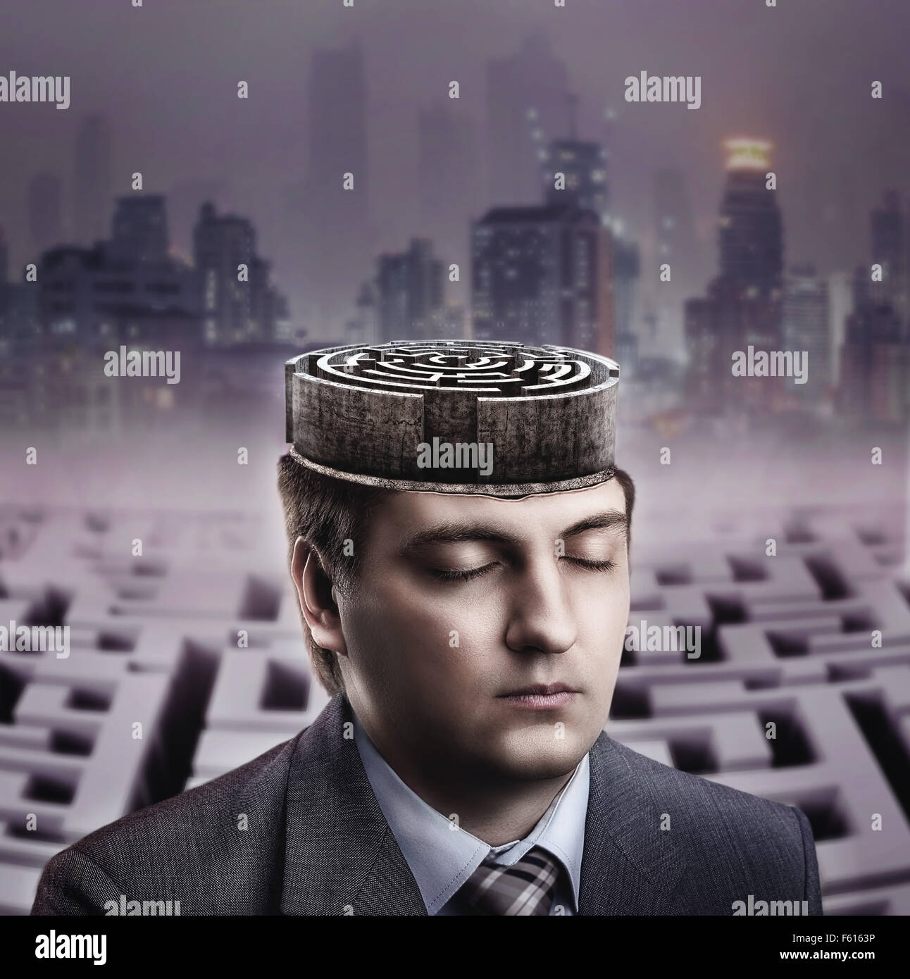 Hombre con laberinto en su cerebro en Dark City antecedentes Foto de stock