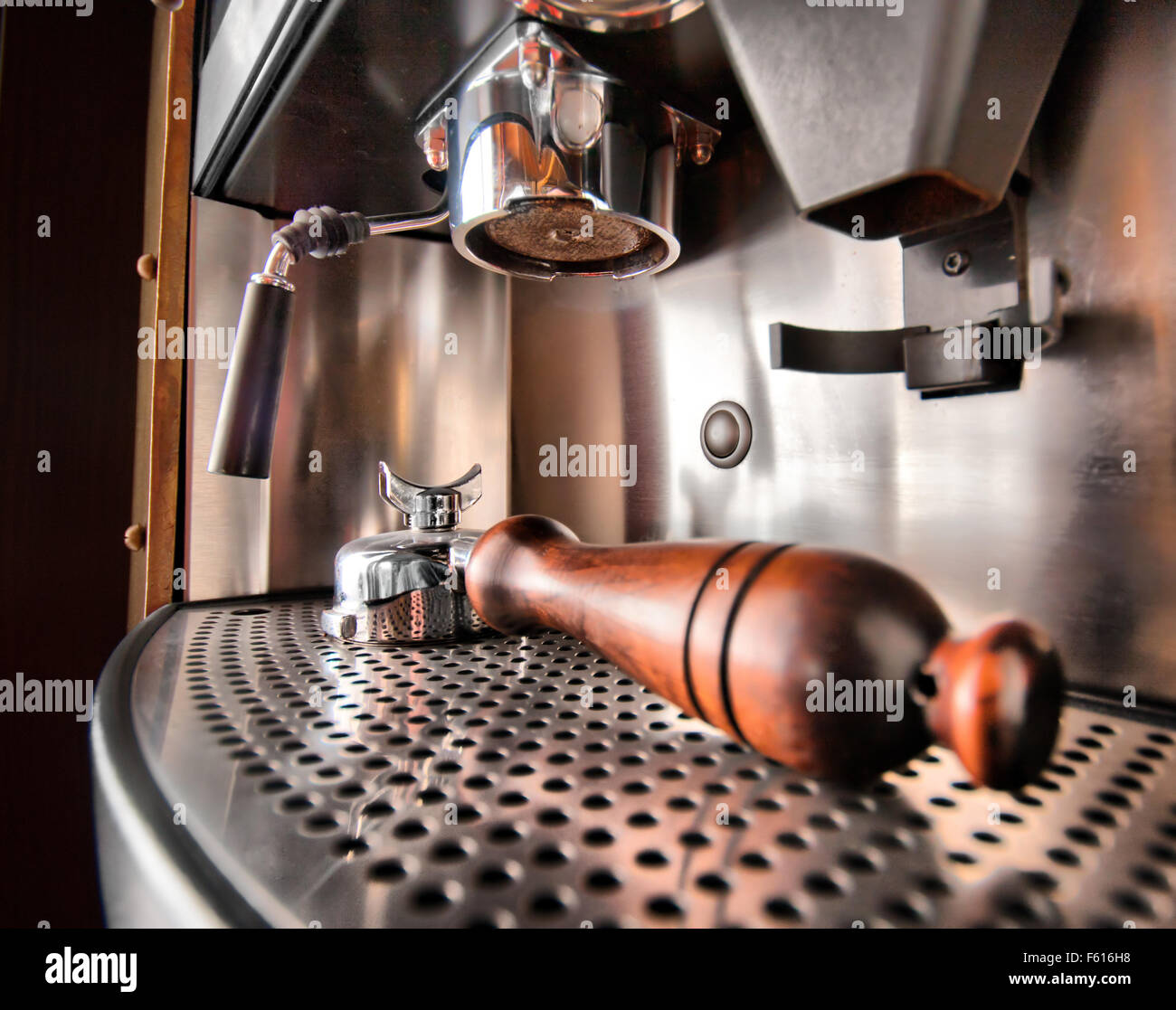 Una Cafetera Espresso Manual Retrostyle Hecha En Una Mesa Imagen de archivo  - Imagen de hecho, bebida: 217379711