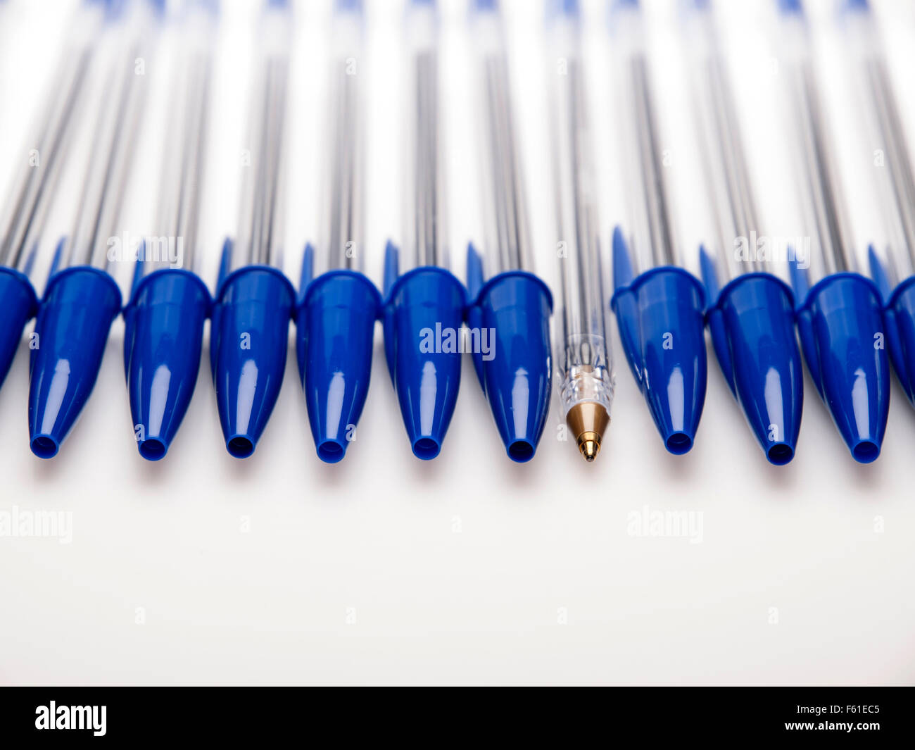 Bolígrafos bic cristal azul Foto de stock