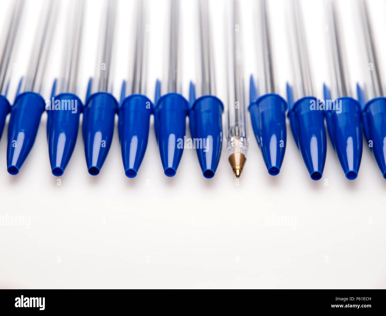 Bolígrafos bic cristal azul Foto de stock