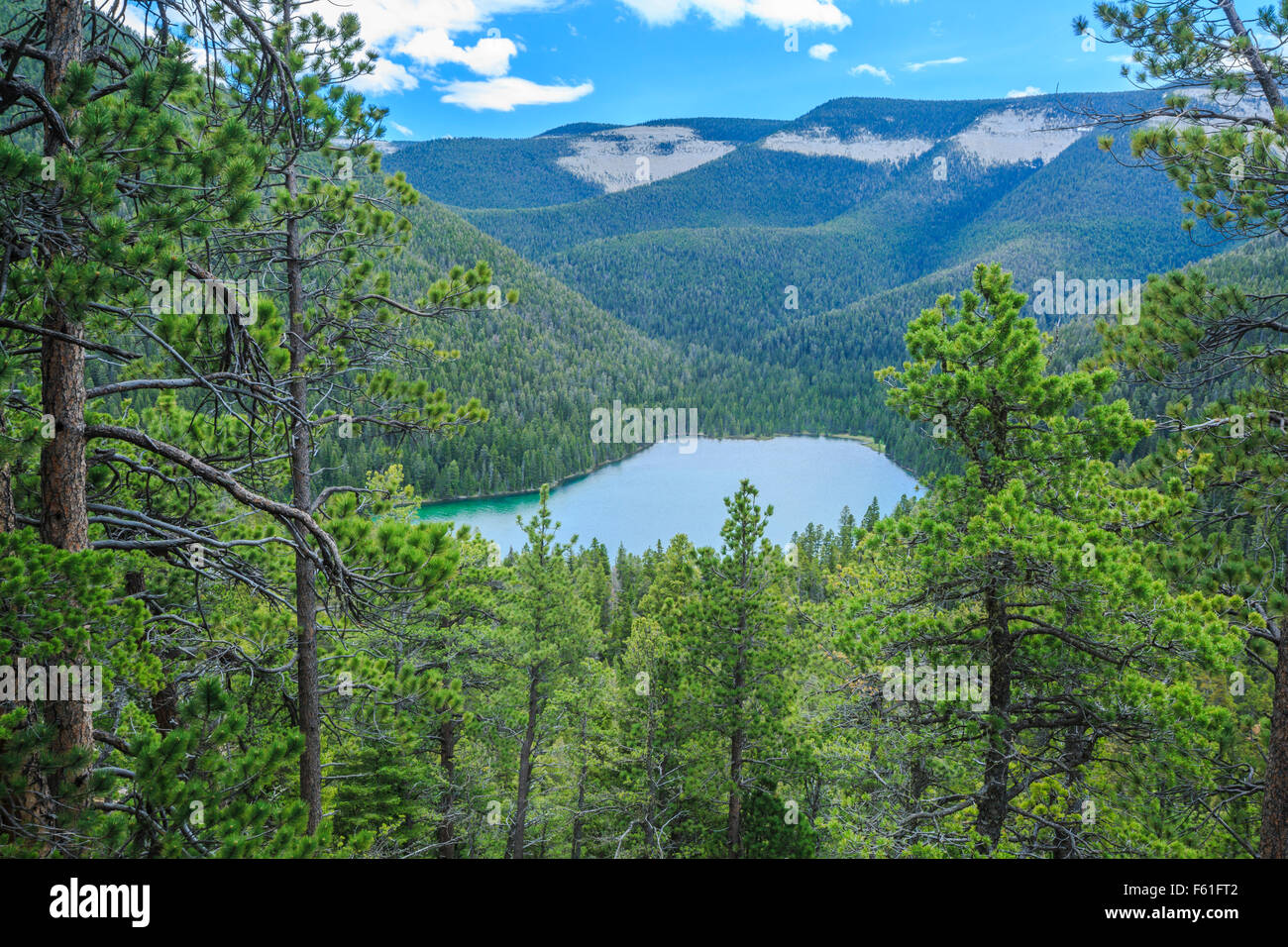 Crystal Lake Vista desde promontory point en las grandes montañas nevadas cerca lewistown, Montana Foto de stock