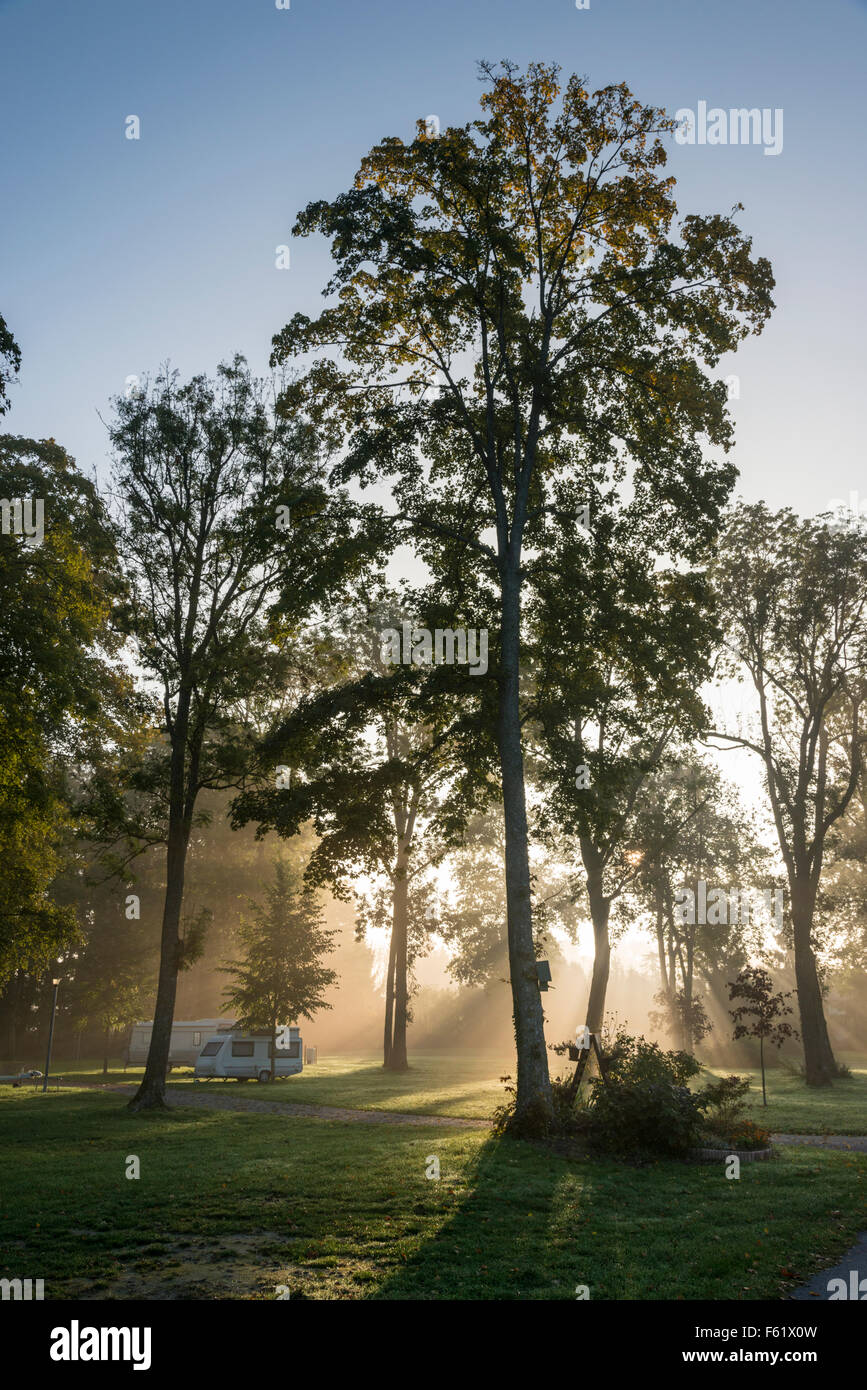 Un camping y caravana en la neblina al amanecer en Francia Foto de stock
