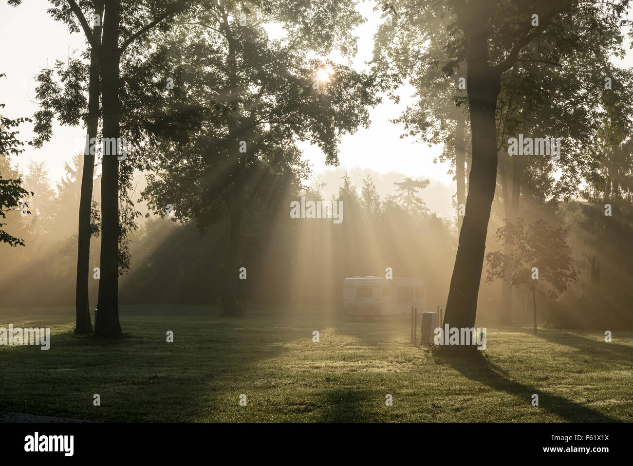 Un camping y caravana en la neblina al amanecer en Francia Foto de stock