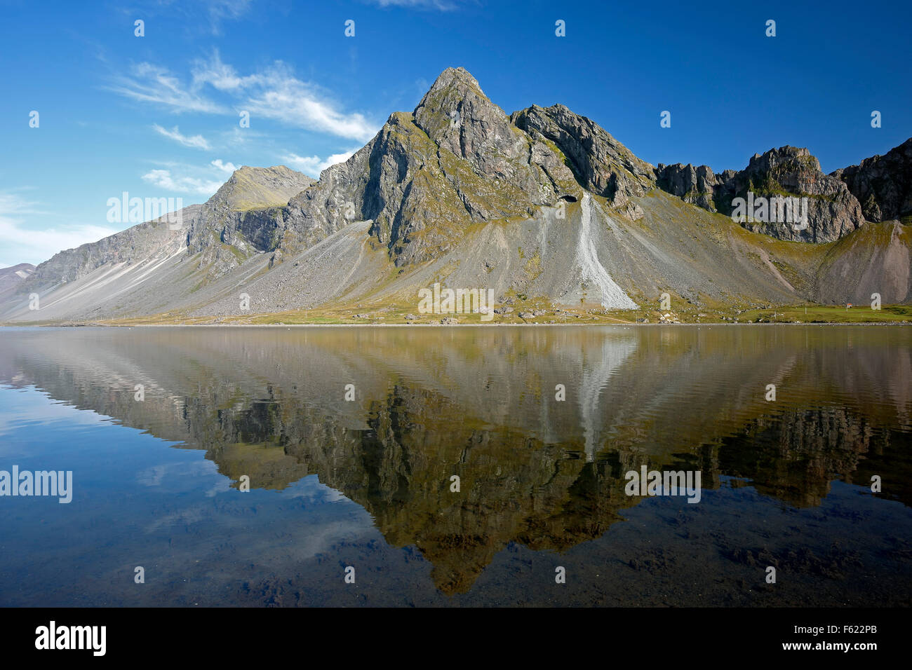 Montaña Vikurfjall reflejada en el agua, desde Hvalnes Reserva Natural, Islandia Foto de stock