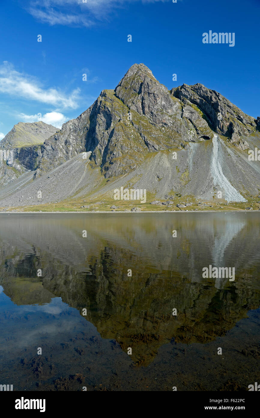 Montaña Vikurfjall reflejada en el agua, desde Hvalnes Reserva Natural, Islandia Foto de stock