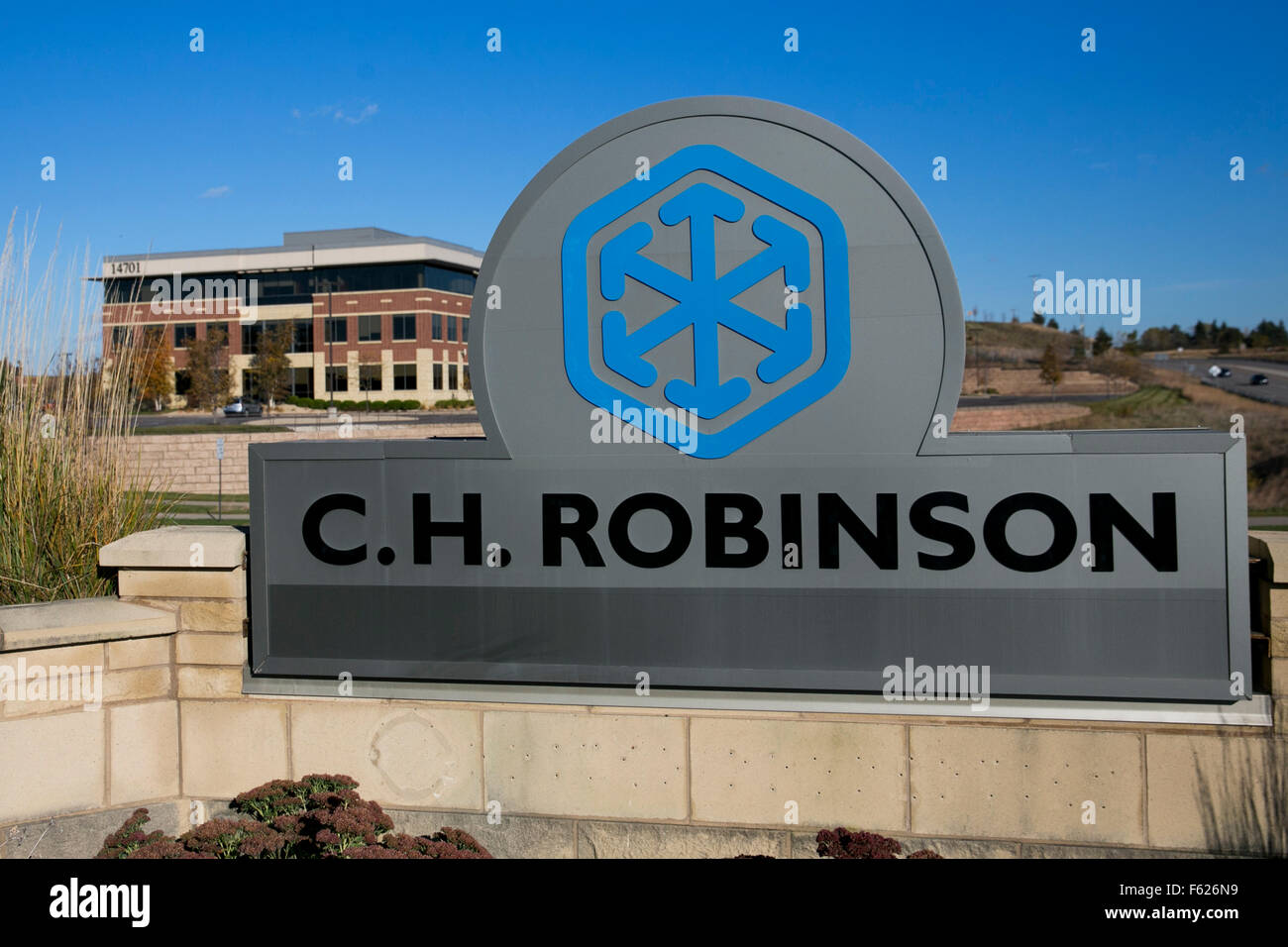 Un logotipo firmar fuera de la sede de C.H. Robinson en Eden Prairie, Minnesota, el 24 de octubre de 2015. Foto de stock