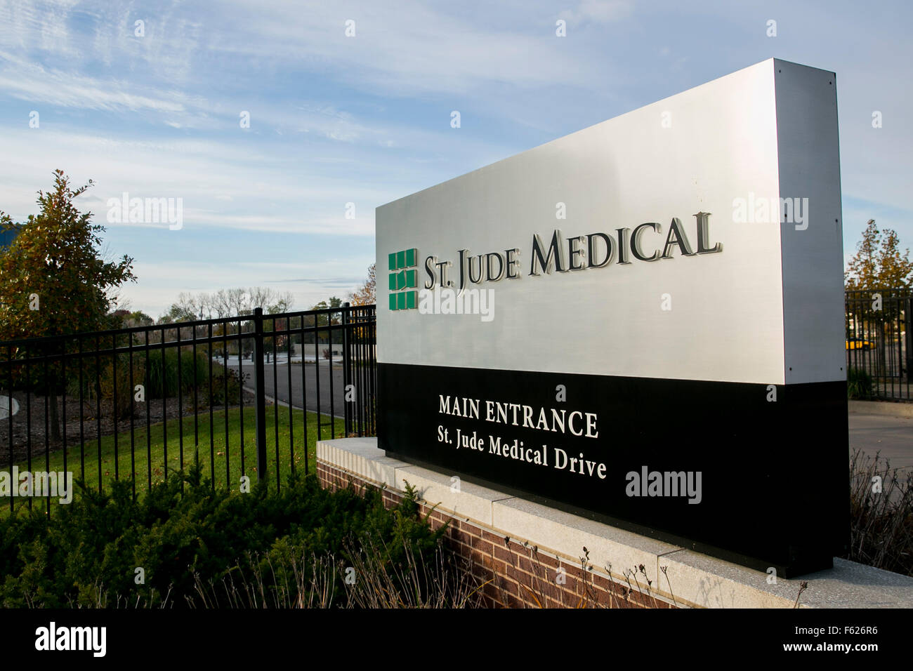 Un logotipo firmar fuera de la sede de St Jude Medical, Inc., en Saint Paul, Minnesota, el 25 de octubre de 2015. Foto de stock