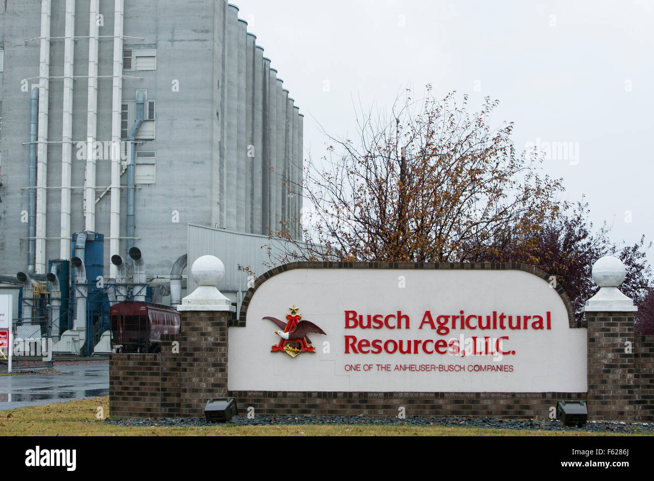 Un logotipo cartel fuera de una instalación ocupada por Busch los recursos agrícolas en Moorhead, Minnesota, el 23 de octubre de 2015. Foto de stock