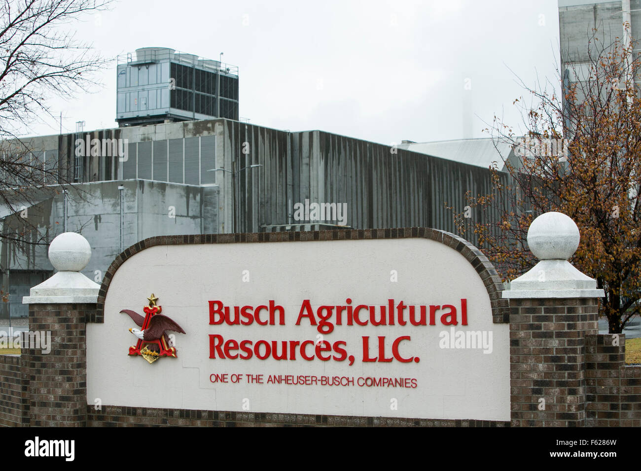 Un logotipo cartel fuera de una instalación ocupada por Busch los recursos agrícolas en Moorhead, Minnesota, el 23 de octubre de 2015. Foto de stock