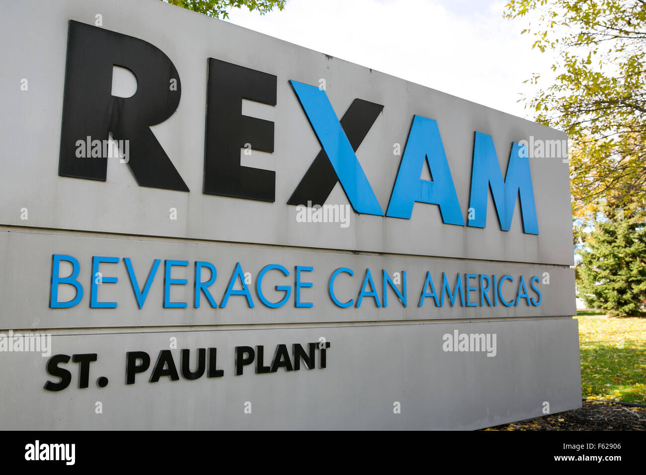 Un logotipo cartel fuera de una instalación ocupada por Rexam Beverage Can en Saint Paul, Minnesota el 24 de octubre de 2015. Foto de stock