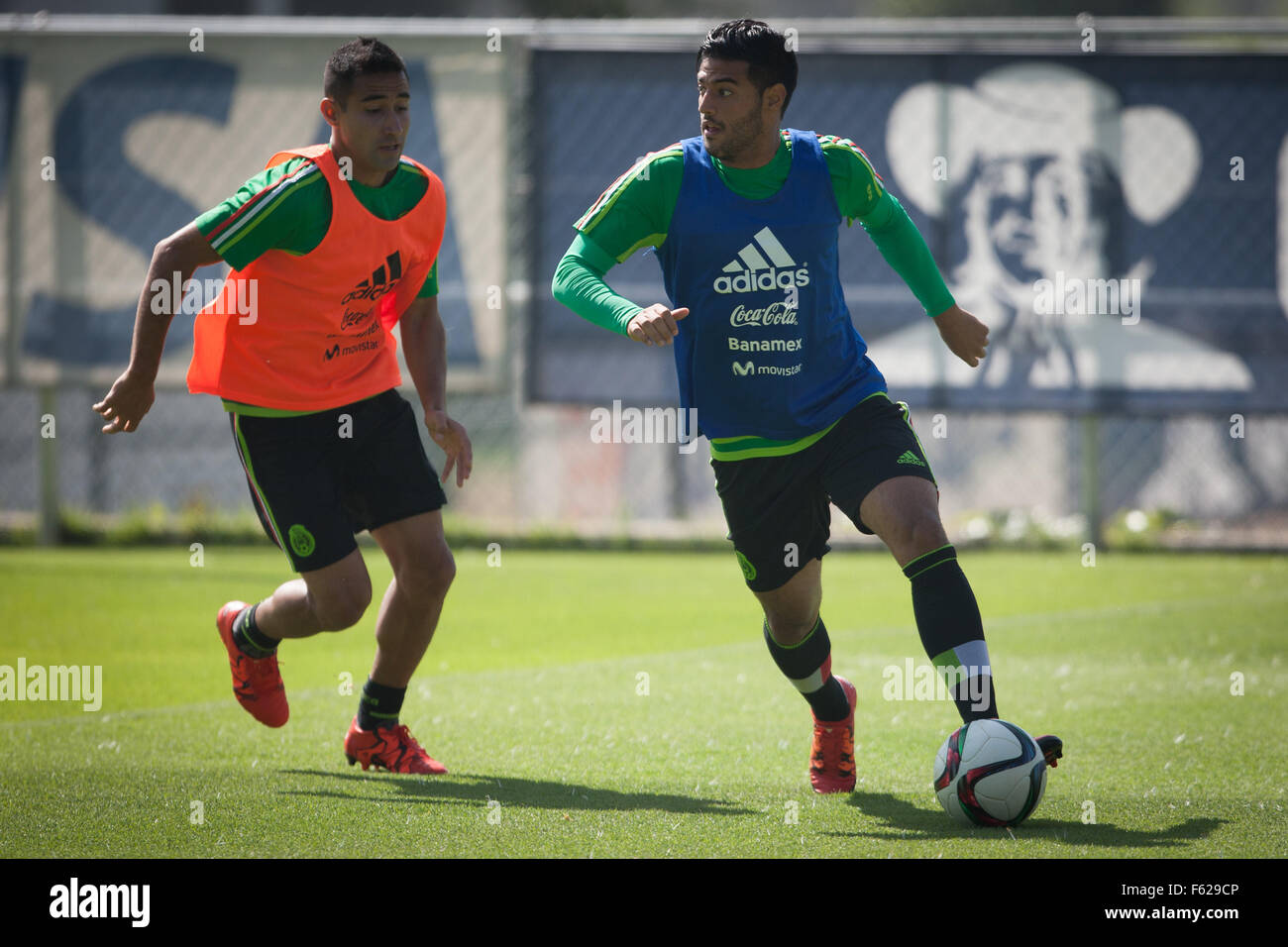 Ciudad de México, México. 10 Nov, 2015. Selección nacional de fútbol de  México jugadores Luis Fuentes (L) y Carlos Vela tomar parte en una sesión  de entrenamiento en la Ciudad de México,